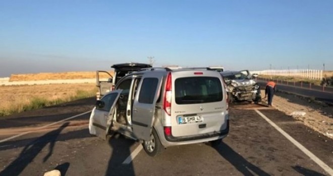  Duran araca iki otomobil çarptı: 3 ölü