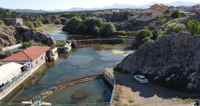 Konya'daki Adaköy Pınarı ve baraj göleti kurumaya yüz tuttu, yüzeyi yosunlarla kaplandı