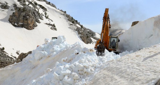 Antalya'da Mayıs ayında boyu 2,5 metreyi bulan karla mücadele