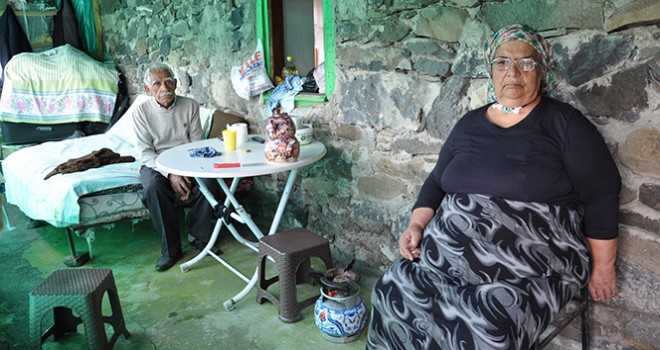 Kars'ta yaşlı çiftin tek odada yaşam mücadelesi