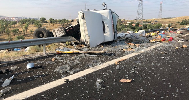 Başkent'te tır sürücüsü uyudu, aracı bariyerlere çarpıp ters döndü