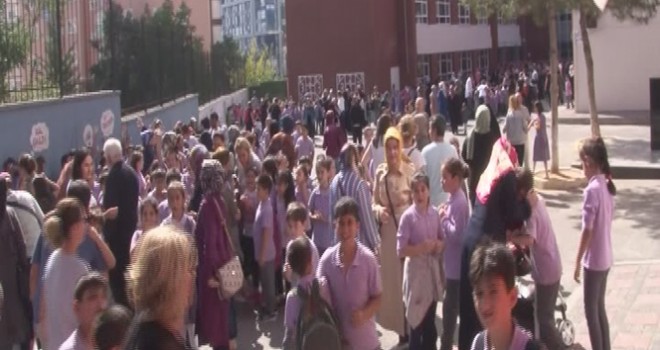  İstanbul'da okulda deprem paniği