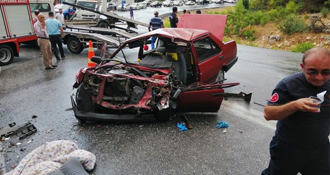 Yolcu otobüsü ile otomobil çarpıştı: 1'i ağır 5 yaralı