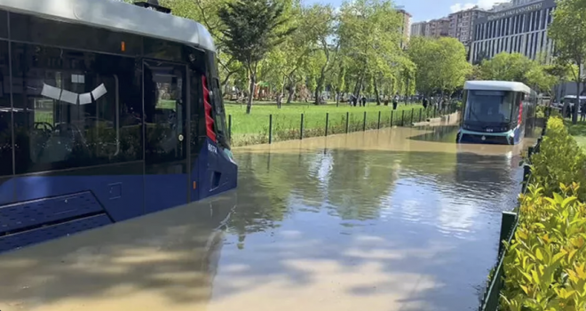Eyüpsultan'da su borusu patladı, tramvaylar mahsur kaldı