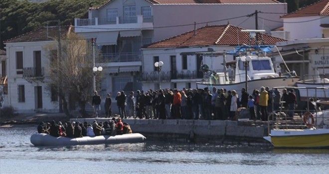 Yunan adalarında yabancı gazetecilere göçmen dayağı