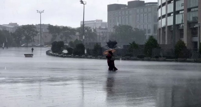 Şişli'de aniden bastıran sağanak vatandaşlara zor anlar yaşattı