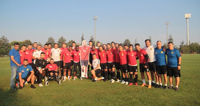 Eskişehirsporlu oyuncular antrenman öncesi Ediz'i andı