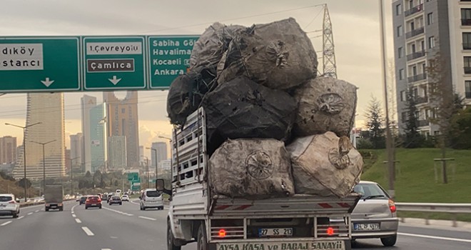 Çuval yüklü kamyonet TEM'de tehlike saçtı