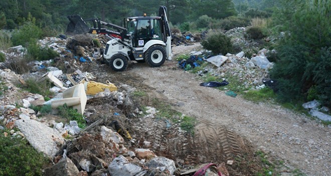  Ormanda çıkan 65 ton çöp görenleri şok etti