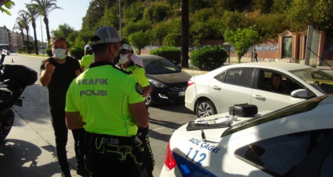 Kırmızı ışıkta geçtiler, karı koca polise beddua ettiler