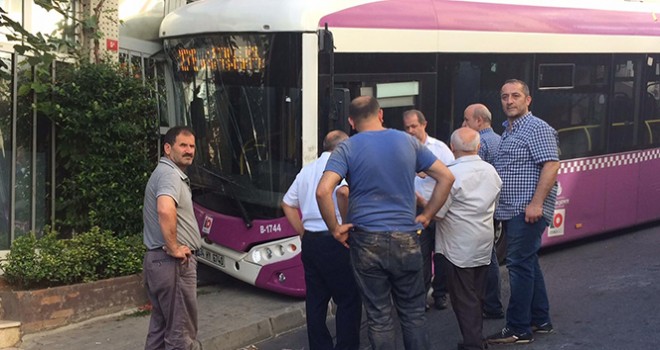 Kağıthane'de freni boşalan halk otobüsü iş yerine girdi