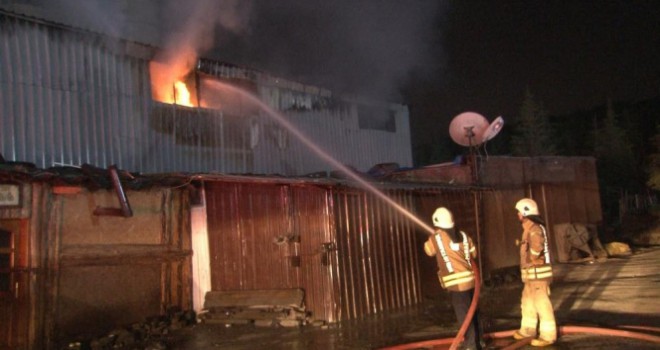 Arnavutköy'de izolasyon malzemeleri üretimi yapılan fabrikada yangın