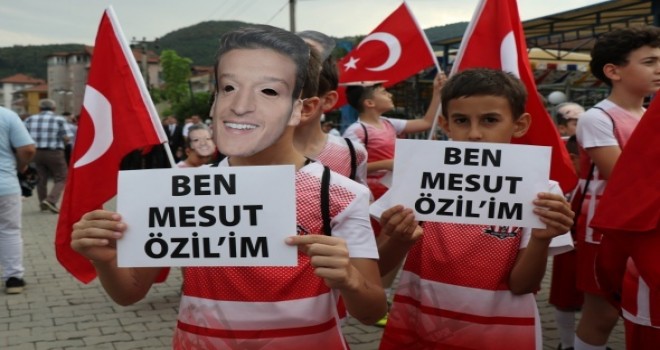 Mesut Özil'e büyük destek! Metrelerce yürüdüler