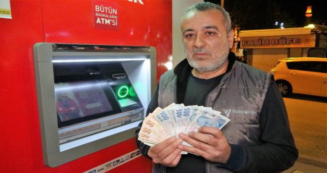 ATM haznesinde bulduğu parayı, tereddüt etmeden polis merkezine teslim etti