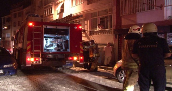 Üsküdar'da korkutan yangın: Yaşlı kadın ve kızı evde mahsur kaldı