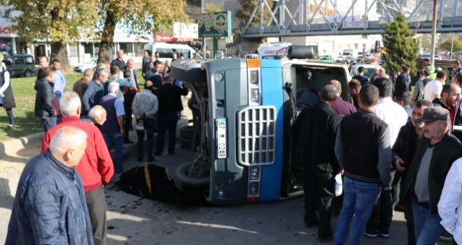  Minibüsün kaza anı güvenlik kamerasında