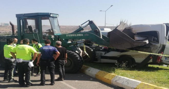 Asker eğlencesi yapmak isteyen magandalar yol kapatıp, lastik yaktı