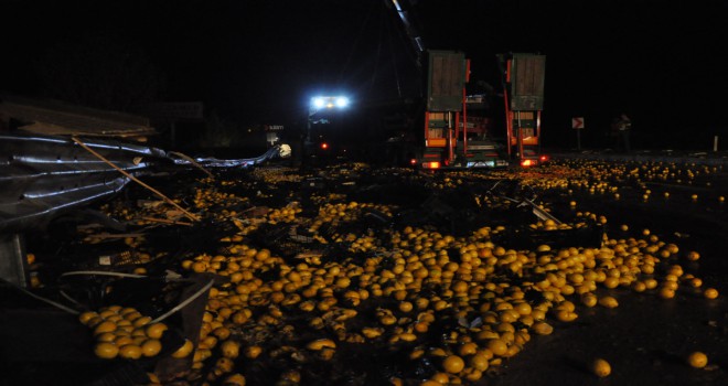 Tır kamyona çarptı, 40 ton limon yola savruldu