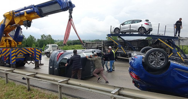 Sıfır otomobiller etrafa saçıldı