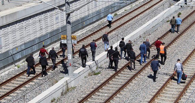 'Çantamda bomba var' diyerek tren raylarına oturdu