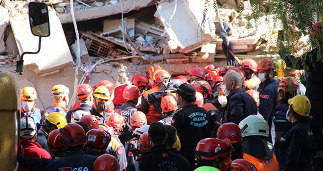 İzmir'de 23 saat sonra enkaz altında 5 kişilik aileden 4'ü çıkarıldı