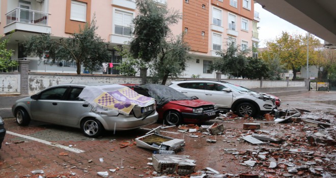 Antalya'da uçan çatı duvarı 4 aracın üzerine düşerek ortalığı savaş alanına çevirdi