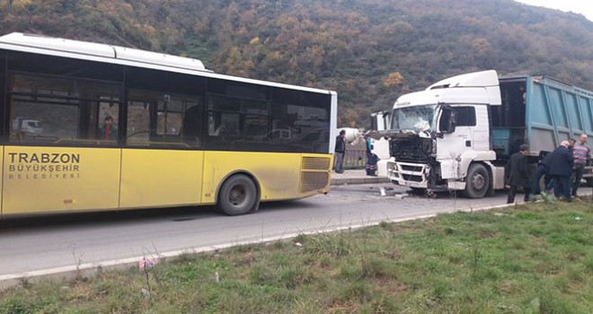  Trabzon'da belediye otobüsüne tır çarptı: 9 yaralı