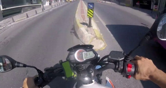 İstanbul'da otobüsü sollamak isteyen motosikletli gencin kazası kamerada