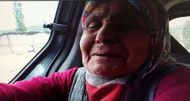 Evi yanan yaşlı kadının evine bakarak ağlaması yürekleri yaktı