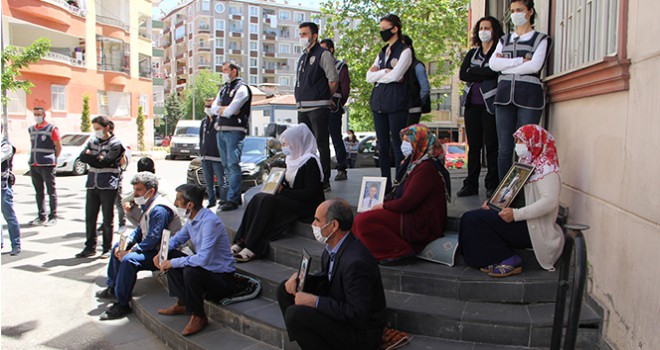 Evlat nöbetindeki aileler, HDP'li vekillerin parti binasına makam aracıyla gelmelerine tepki gösterdi
