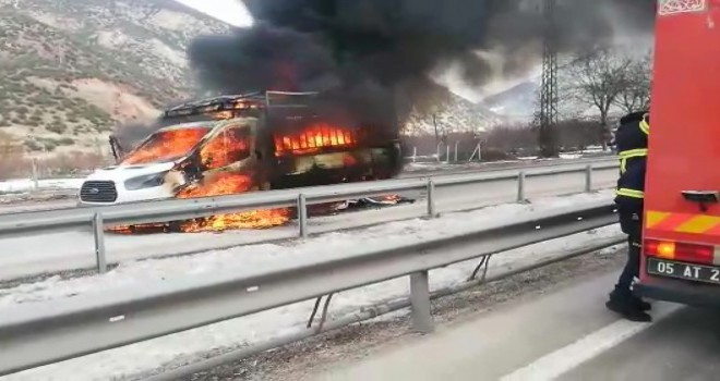 Amasya'da seyir halindeki kamyonet alev alev yandı