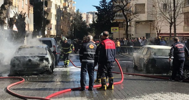 Mahallede büyük panik! Patlama sonrası araçlar alev aldı