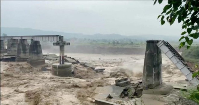 Hindistan'ı sel felaketi ve heyelan vurdu: 40 kişi hayatını kaybetti