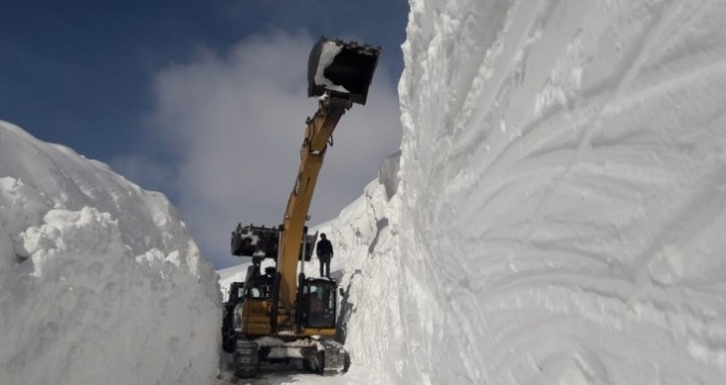 Mergezer Yaylası'nda 11 metreyi bulan karla mücadele ediyorlar