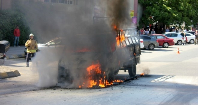 Üsküdar'da bir kamyonet alev alev yandı!