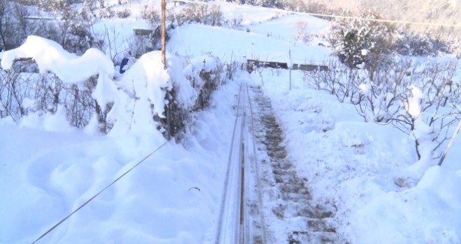 Sevdiği kadın için dağa 70 metrelik teleferik yaptı