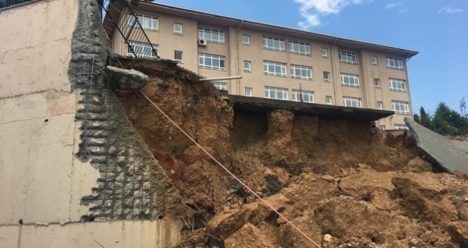 İstanbul'da yoğun yağış nedeniyle okulun duvarı çöktü