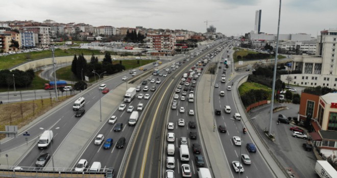 İstanbullu 'Evde Kal'madı, trafik durma noktasına geldi