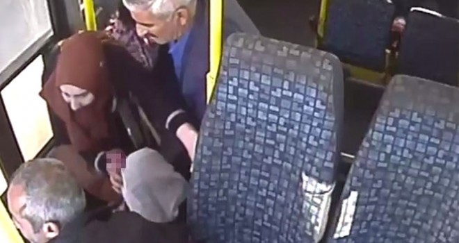  Minibüsçünün koltuktan düşen yolcuyu hastaneye götürme çabası kamerada