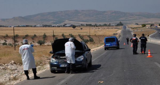 Arabadan inen aileye başka araç çarptı: 2 ölü, 4 yaralı