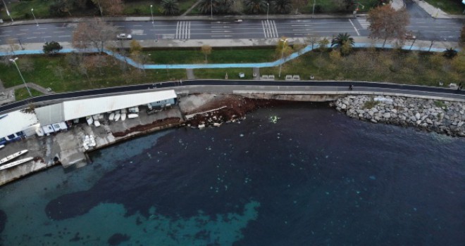 Caddebostan'da ilginç görüntü! Sahil kızıla boyandı