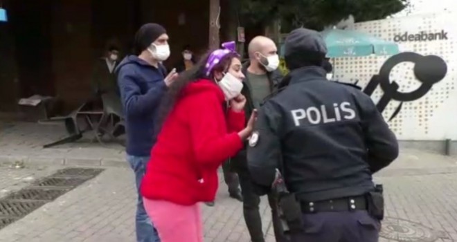 Bursa'da maskesiz kadın önce polise saldırdı, ardından çığlık atarak kaçmaya başladı