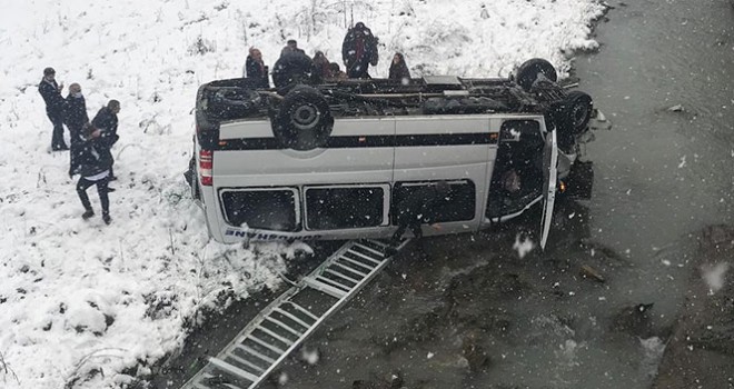 Trabzon'da yolcu minibüsü dereye uçtu: 10 yaralı