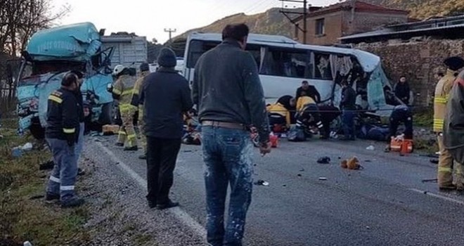  İzmir'de işçi servisi ile kamyon çarpıştı: 4 ölü, 8 yaralı