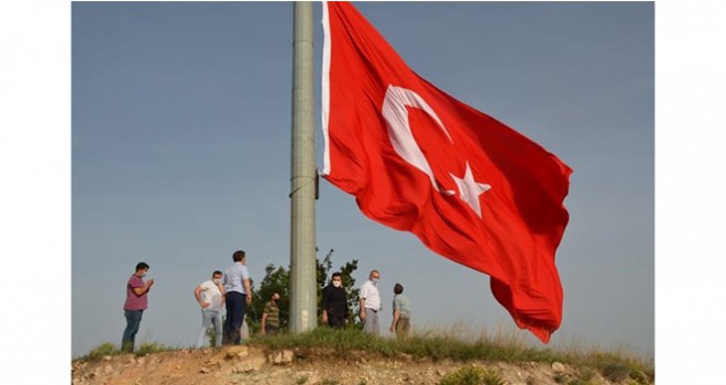 101. yılda 101 metrekarelik dev Türk bayrağı göndere çekildi