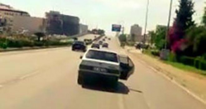 Trafikte cam yerine arka kapıyı açarak serinledi