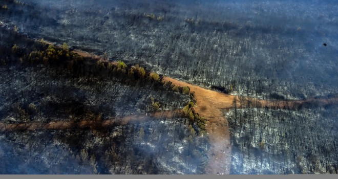 Marmaris'te orman yangınlarına yapılan müdahale helikopterden görüntülendi