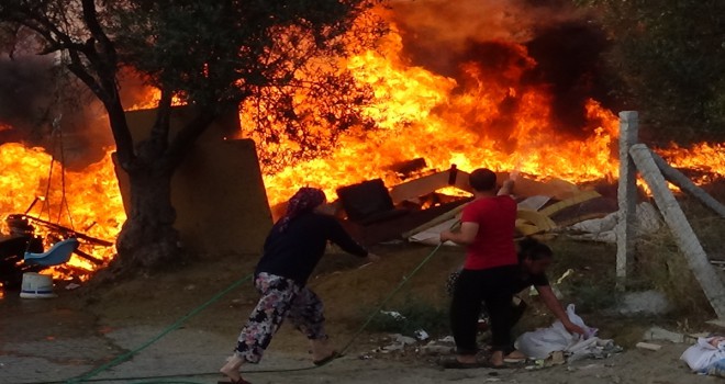 Metrelerce yükselen alevleri bahçe hortumlarıyla söndürmeye çalıştılar