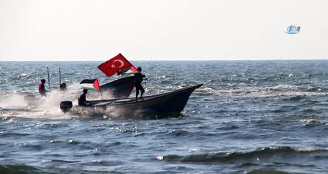 Filistinliler Akdeniz’de Türk bayrağı dalgalandırdı