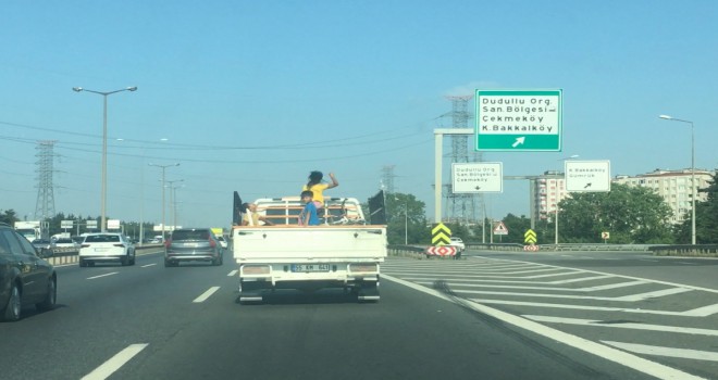 TEM'de kamyonet kasasındaki çocukların tehlikeli yolculuğu